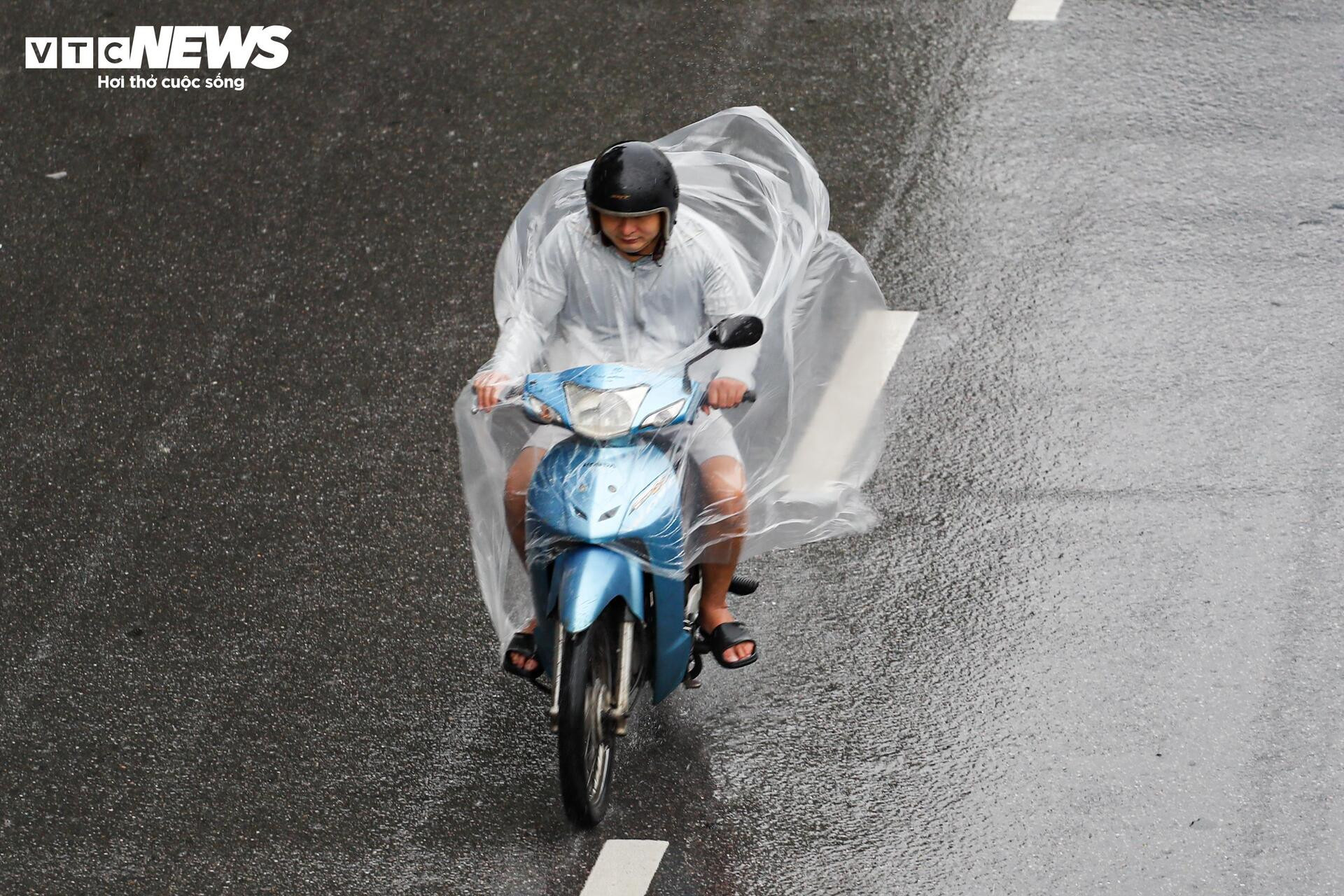 Dân công sở vất vả 'bò từng mét' giữa mưa tầm tã ở Hà Nội - 5