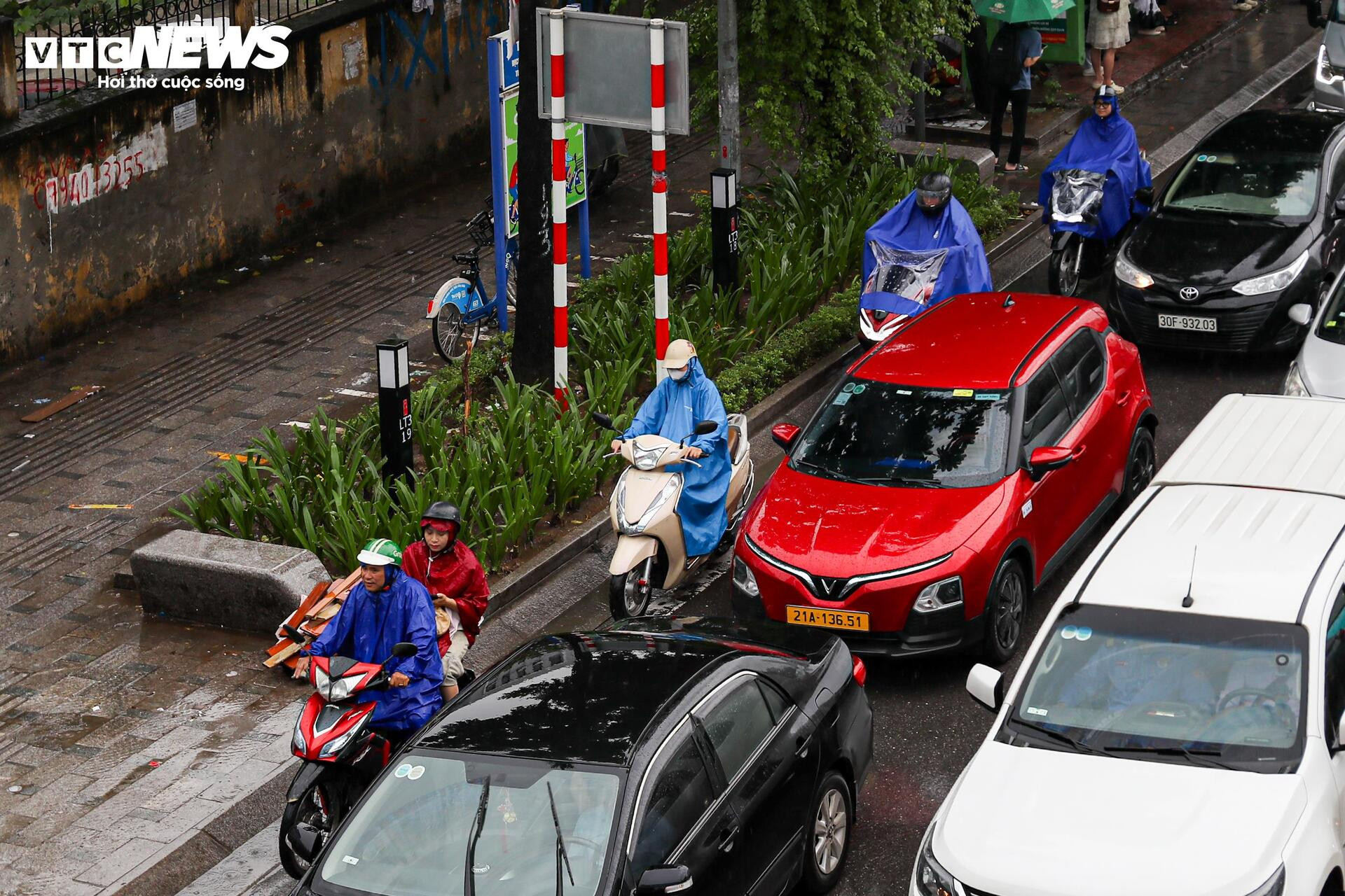 Dân công sở vất vả 'bò từng mét' giữa mưa tầm tã ở Hà Nội - 3