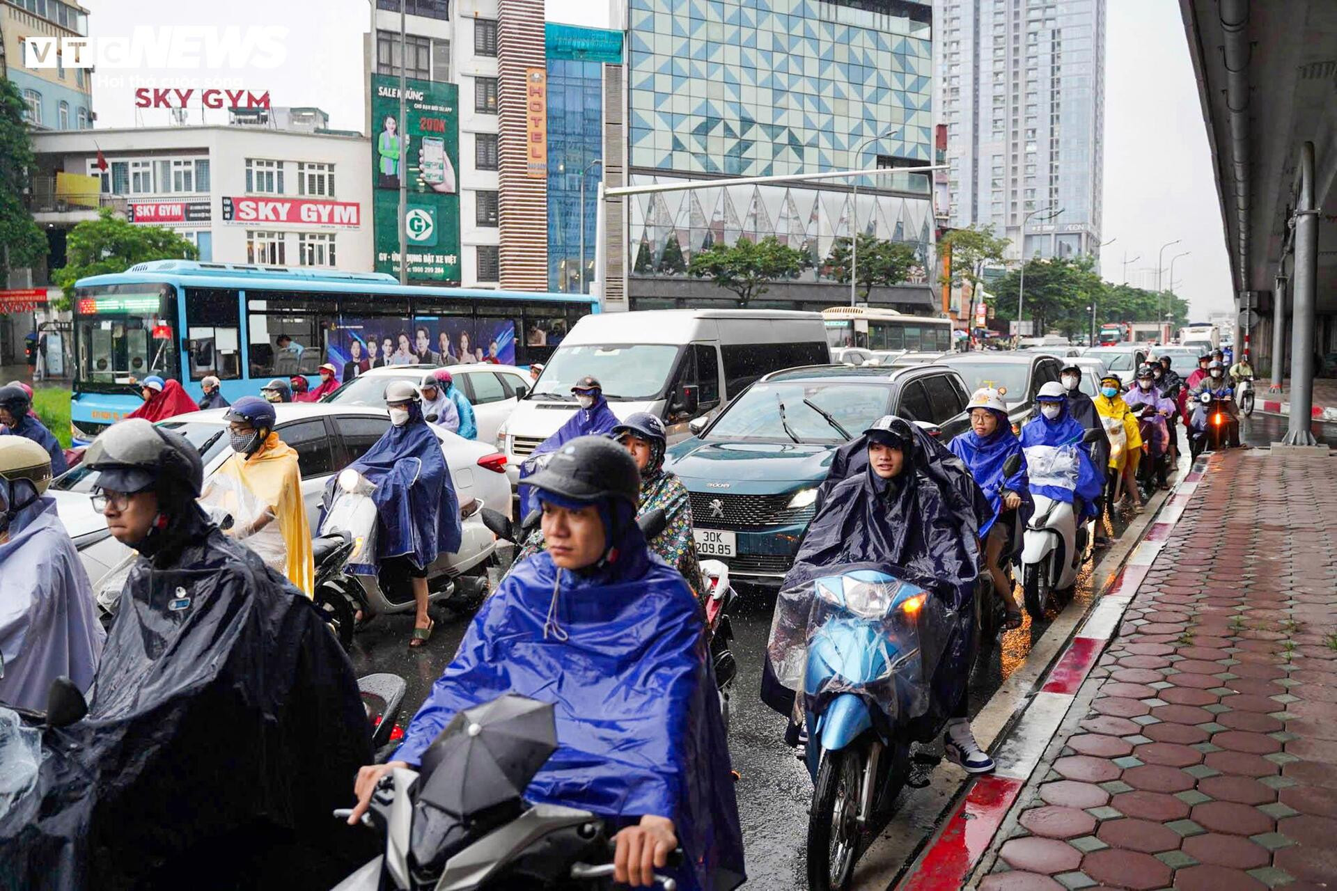 Dân công sở vất vả 'bò từng mét' giữa mưa tầm tã ở Hà Nội - 13