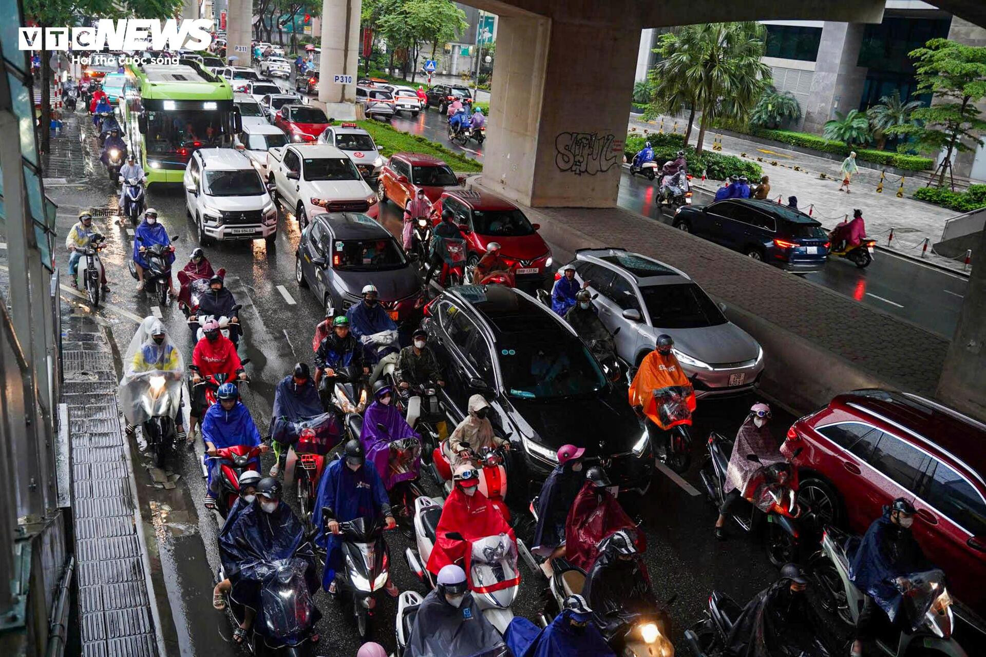 Dân công sở vất vả 'bò từng mét' giữa mưa tầm tã ở Hà Nội - 8