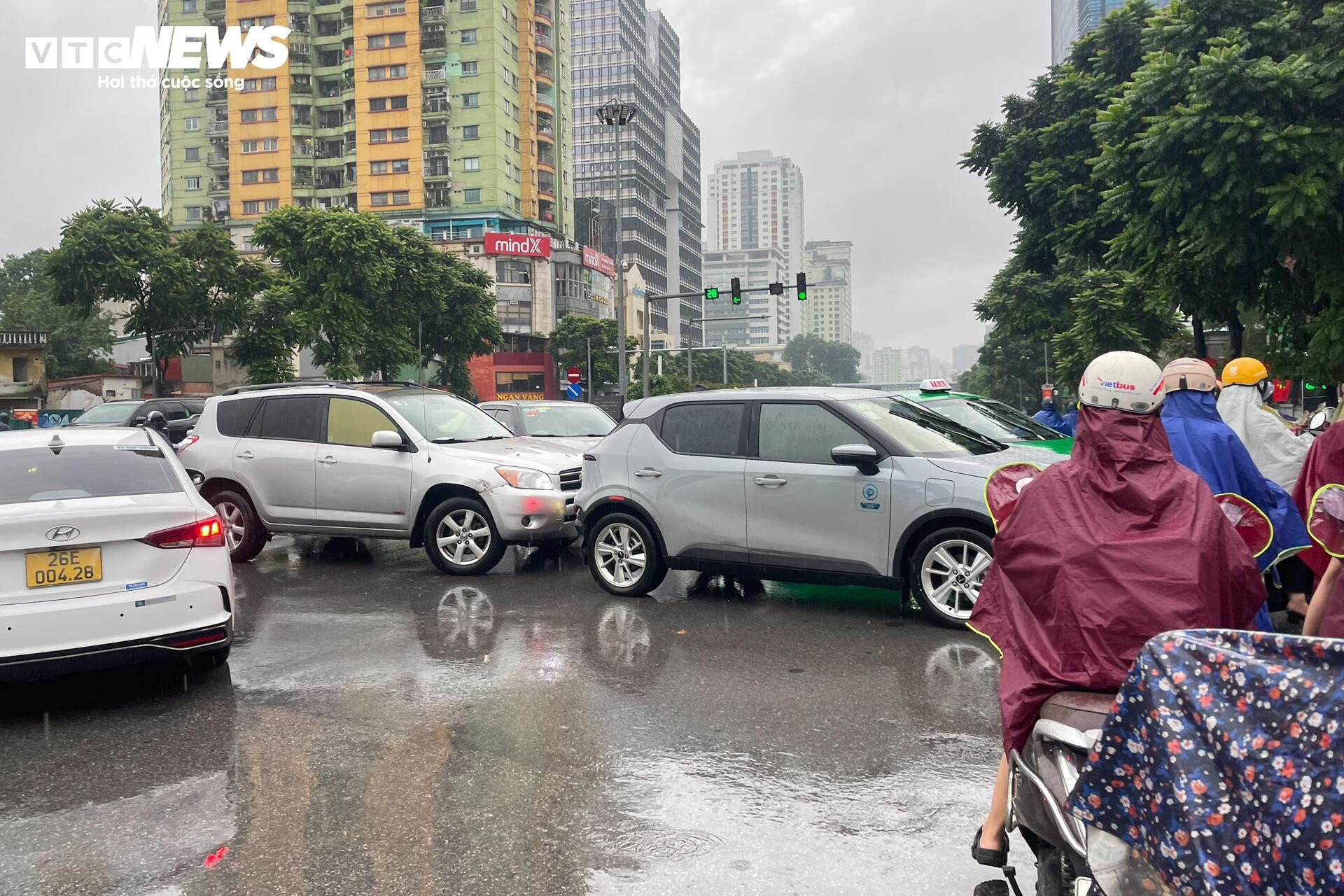 Dân công sở vất vả 'bò từng mét' giữa mưa tầm tã ở Hà Nội - 7