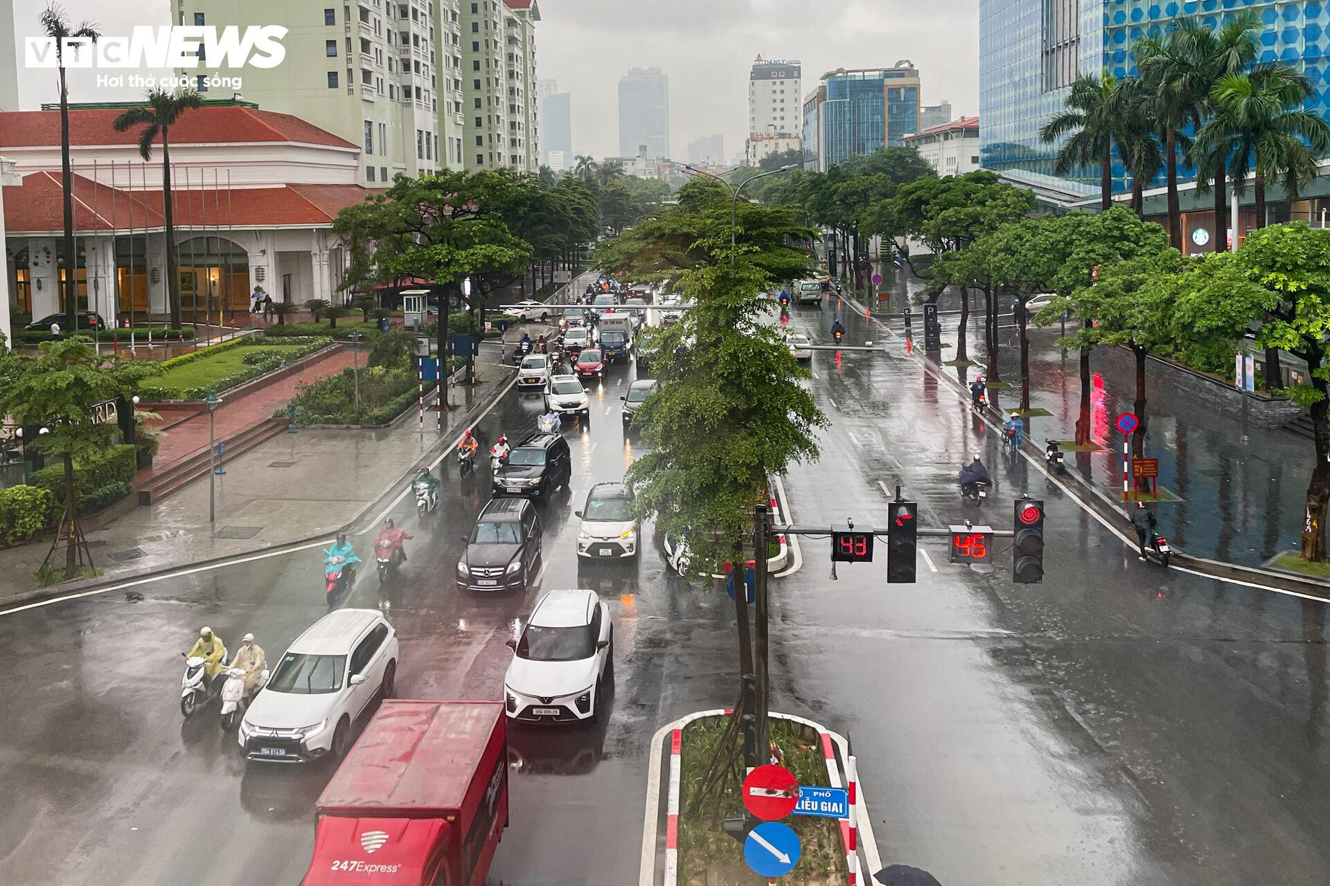 Dân công sở vất vả 'bò từng mét' giữa mưa tầm tã ở Hà Nội - 14