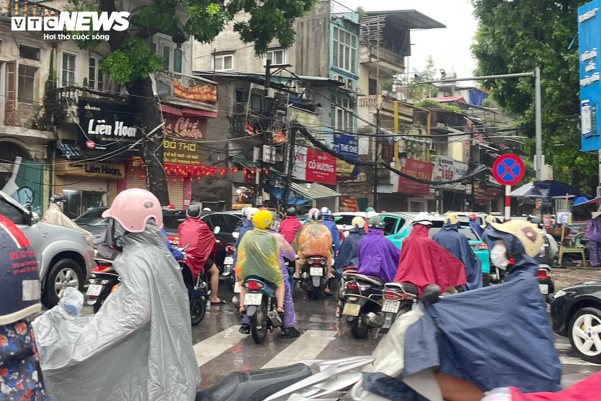 Dân công sở vất vả 'bò từng mét' giữa mưa tầm tã ở Hà Nội - 6