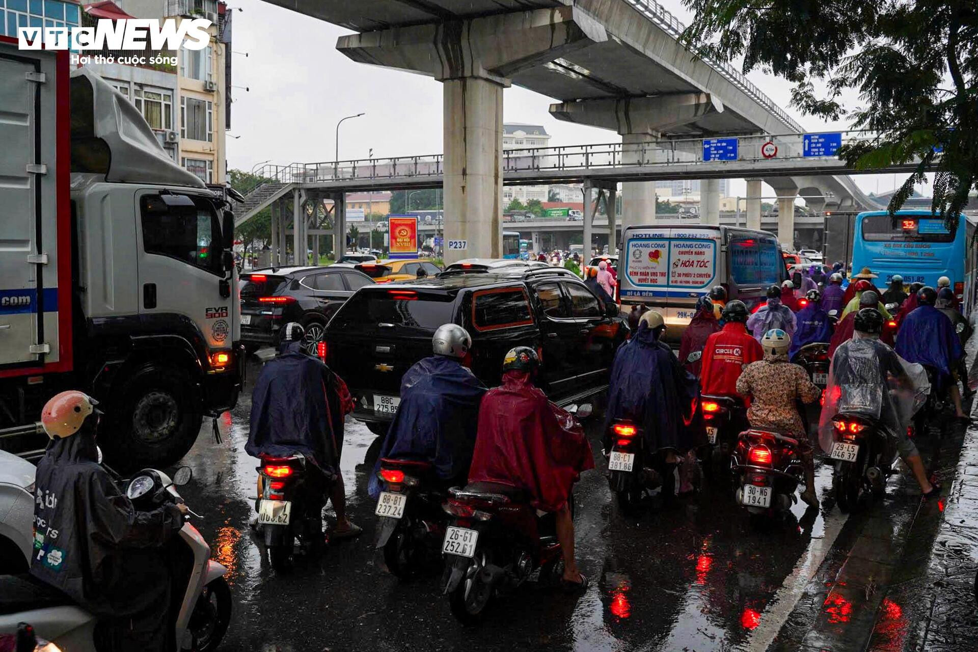 Dân công sở vất vả 'bò từng mét' giữa mưa tầm tã ở Hà Nội - 12