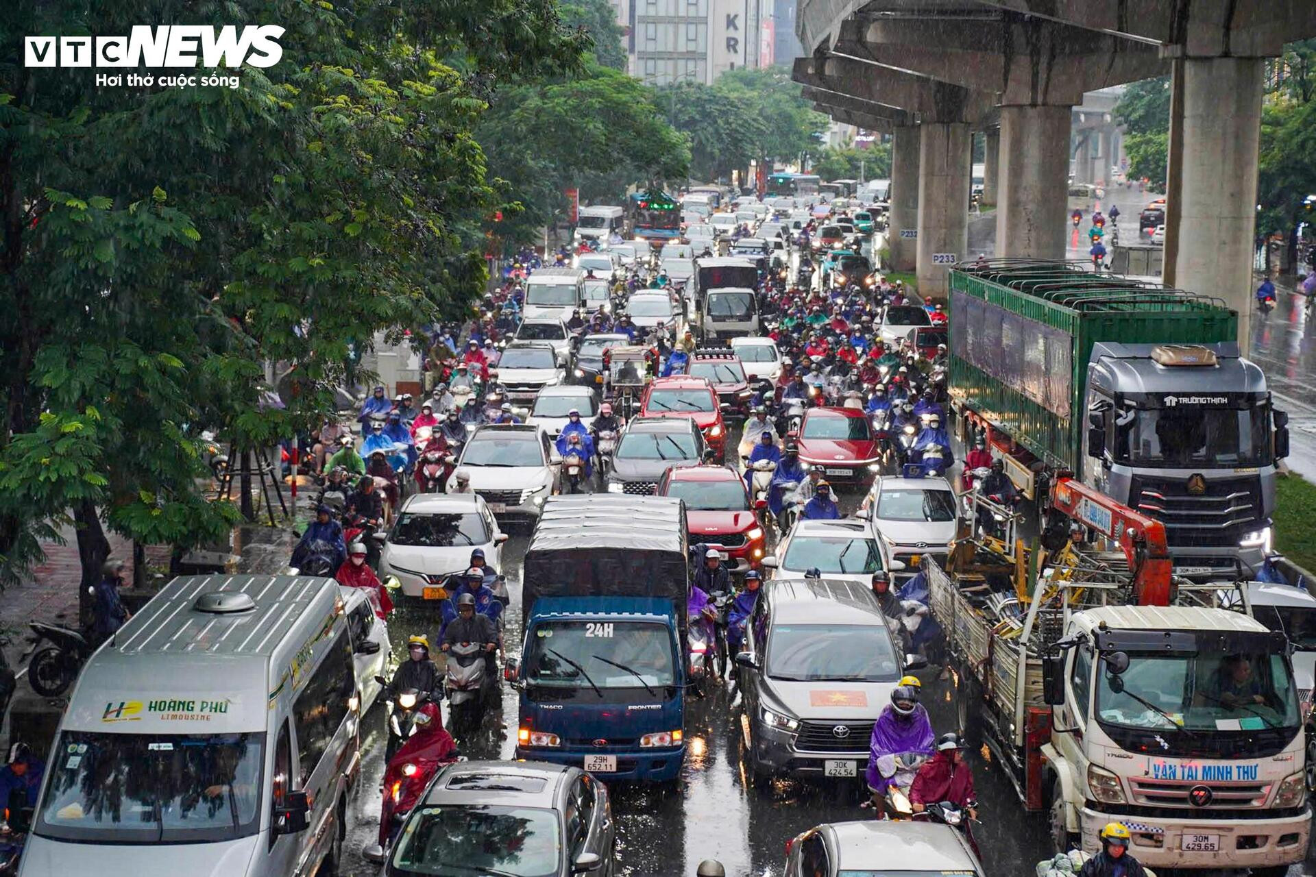 Dân công sở vất vả 'bò từng mét' giữa mưa tầm tã ở Hà Nội - 10