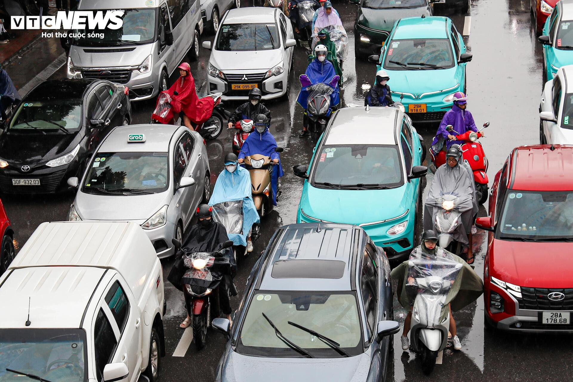 Dân công sở vất vả 'bò từng mét' giữa mưa tầm tã ở Hà Nội - 2