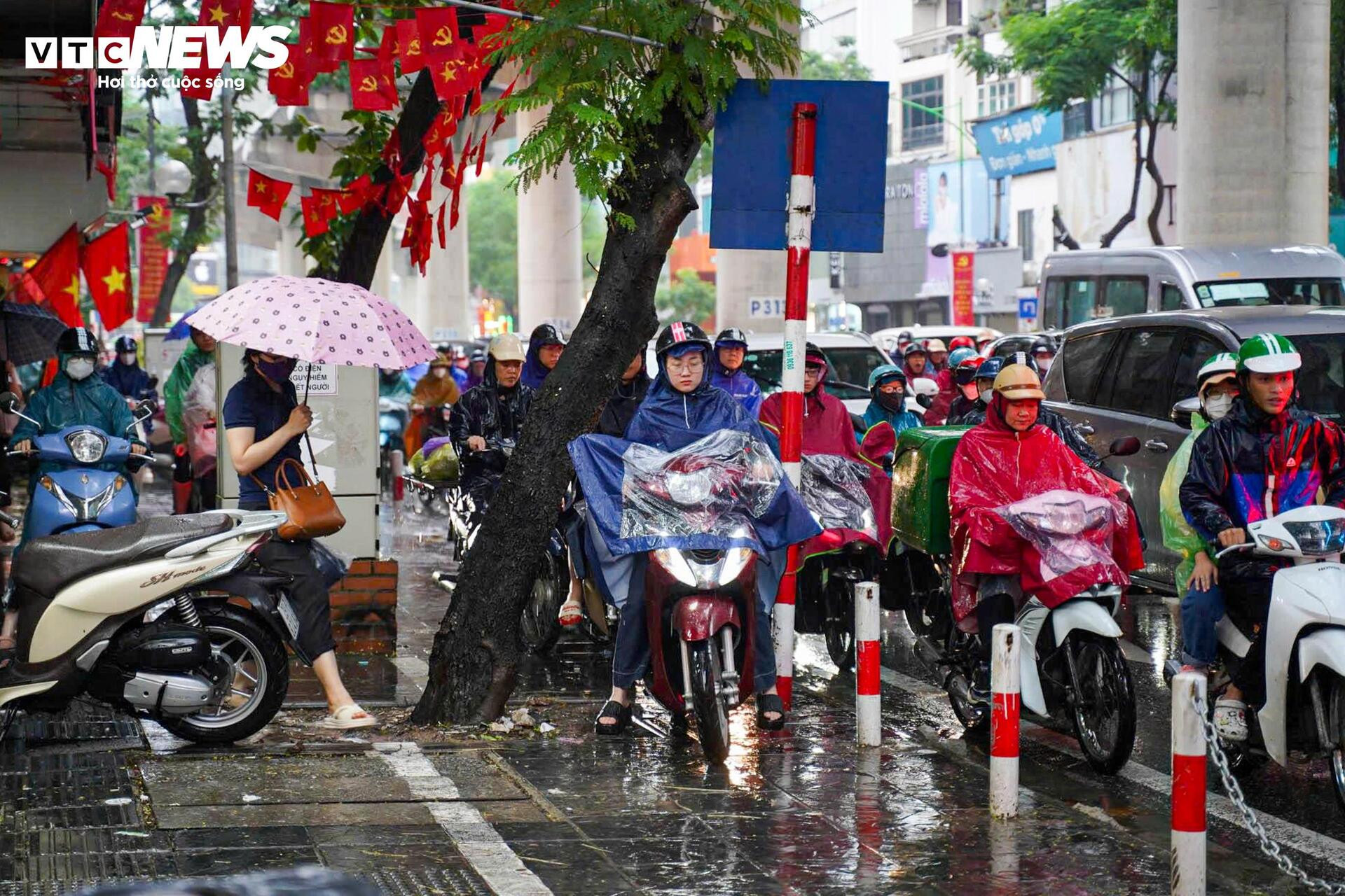 Dân công sở vất vả 'bò từng mét' giữa mưa tầm tã ở Hà Nội - 9