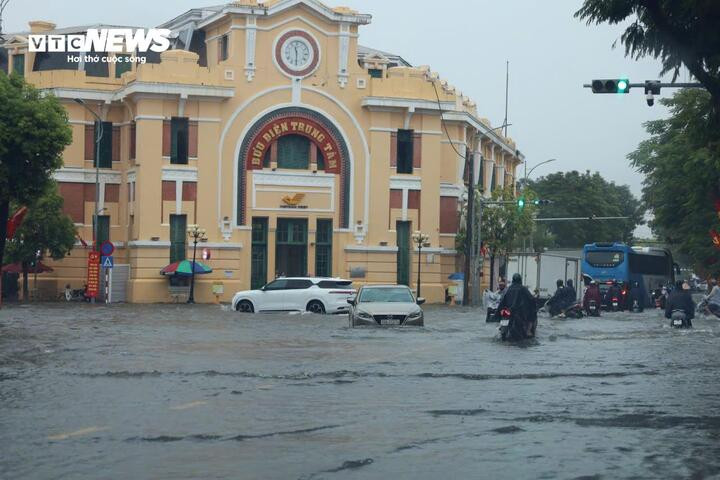Cơn mưa lớn kéo dài từ rạng sáng đến trưa 14/10 khiến nhiều tuyến phố tại nội thành Hải Phòng ngập sâu. Mưa trên diện rộng kết hợp với nước triều ngoài sông dâng cao gây nên tình trạng ngập lụt cục bộ, có nơi ngập sâu đến gần nửa mét.