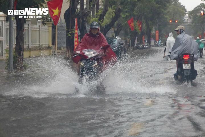 Đường phố Hải Phòng ngập gần nửa mét sau trận mưa lớn - 6