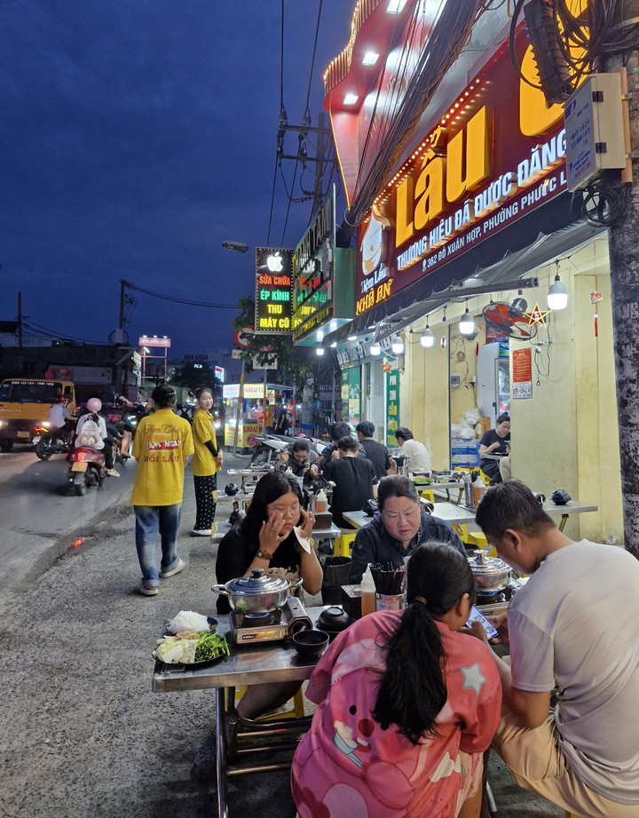 Điểm chung của các quán này là mặt bằng nhỏ hẹp, khách ngồi ăn trên lề đường. (Ảnh: Hà Linh)