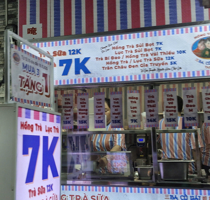 Trà sữa 7.000 đồng, mua 3 tặng 1 với menu phong phú, nhưng thực tế mức giá này chỉ là “giá mồi” để thu hút khách. (Ảnh: H. Linh)