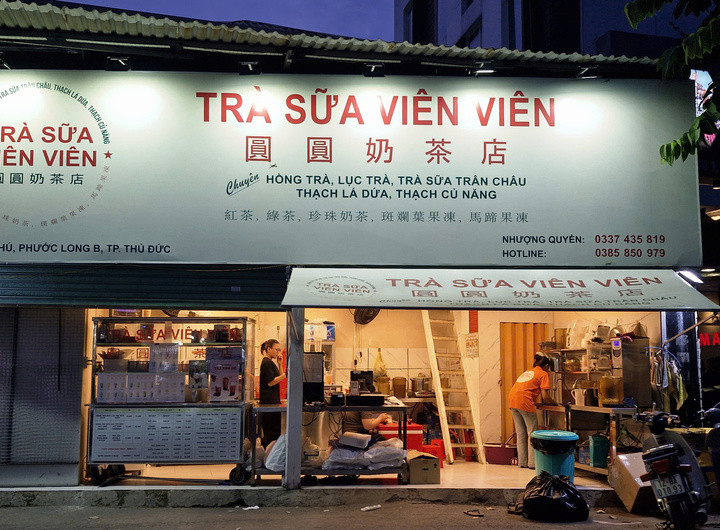 Một điểm bán trà sữa 7.000 đồng ở gần trường Cao đẳng Công Thương TP.HCM. (Ảnh: Hà Linh)