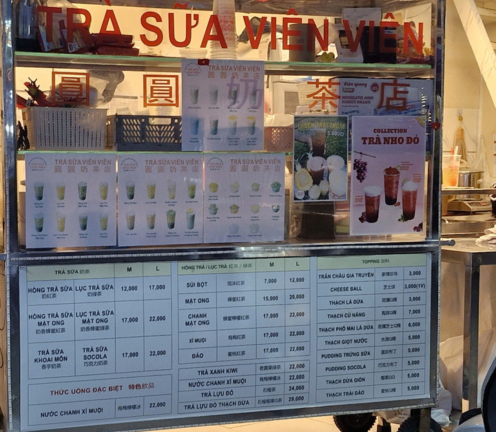 Bảng giá của trà sữa Viên Viên, mức 7.000 đồng chỉ xuất hiện với size M của loại hồng trà, lục trà sủi bọt không có topping. (Ảnh: H.Linh)