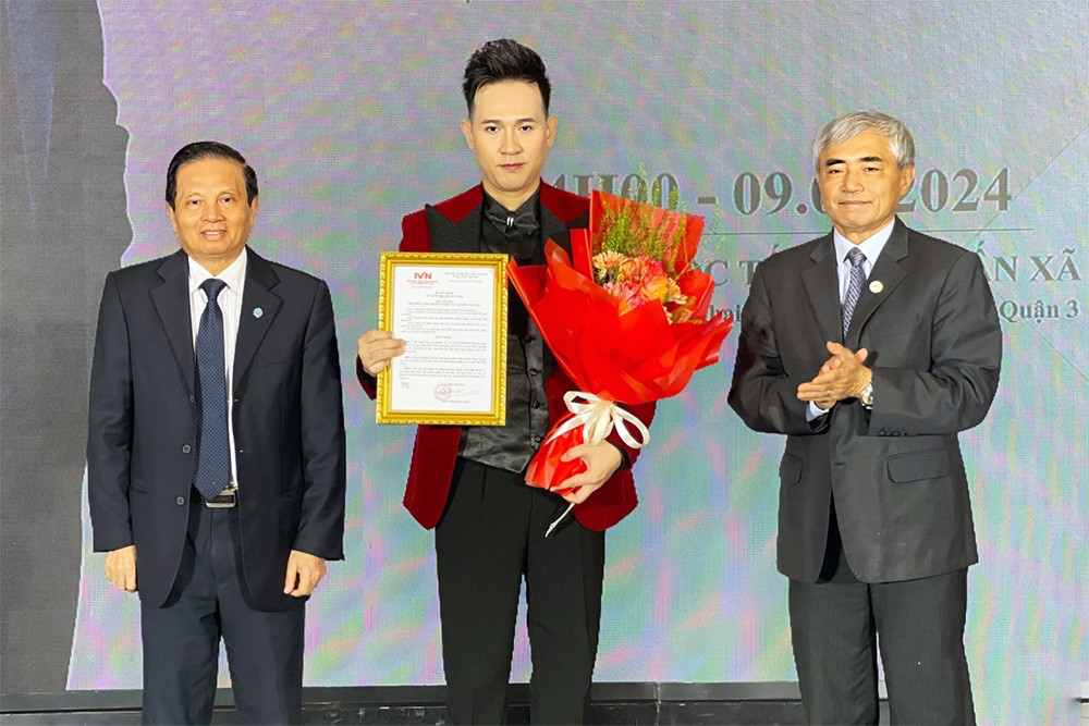 Nam ca sĩ U50 lên chức Viện phó, sợ lấy vợ, một trong những