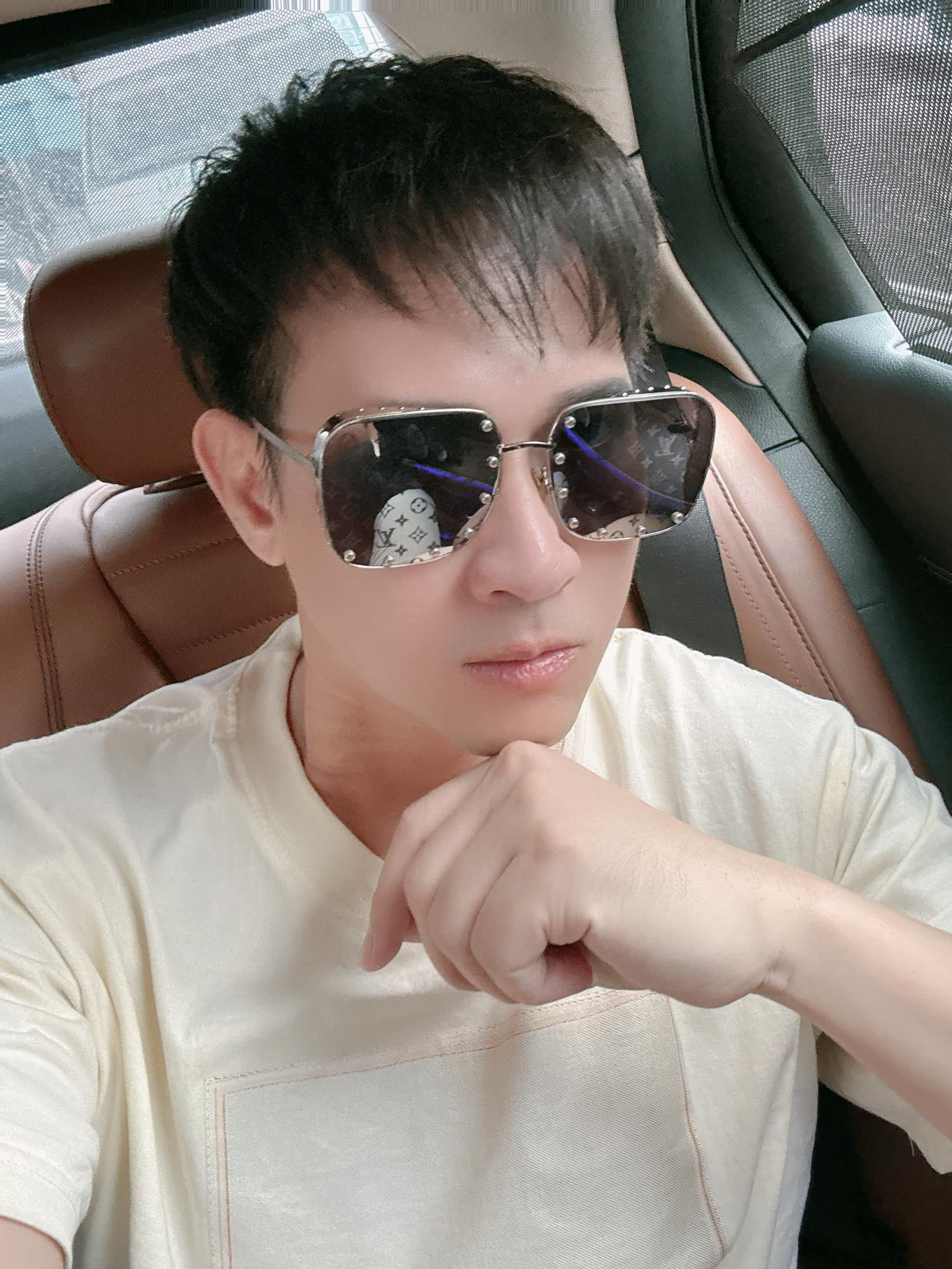 Nam ca sĩ U50 lên chức Viện phó, sợ lấy vợ, một trong những