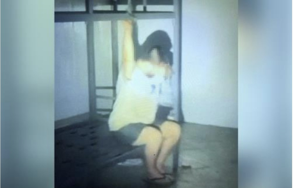 Một nạn nhân bị trói vào giường sắt tại khu trại của băng nhóm tội phạm ở Campuchia. Ảnh: Yonhap