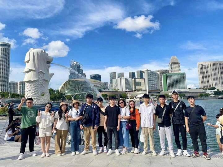 Nữ hiệu trưởng bỏ tiền túi thưởng học sinh đạt giải đi nước ngoài - 3