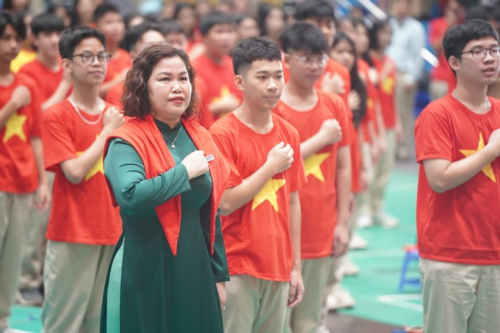 Cô Mai Huệ, hiệu trưởng của trường THPT Nguyễn Huệ, Bắc Từ Liêm, Hà Nội (Ảnh: NVCC)