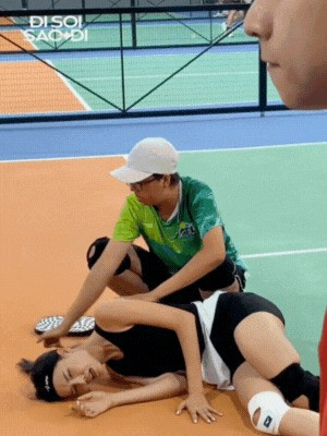 Vợ Mạc Hồng Quân catwalk trở lại sau 6 tháng gãy đùi bị soi đôi chân con rết kém thẩm mỹ