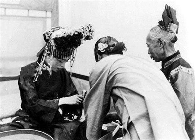 Trong loạt ảnh cổ, hình ảnh tân nương được các tỳ nữ giúp vấn tóc và khoác y phục cưới đặc biệt gây chú ý. Phía trên đầu nàng là chiếc mũ