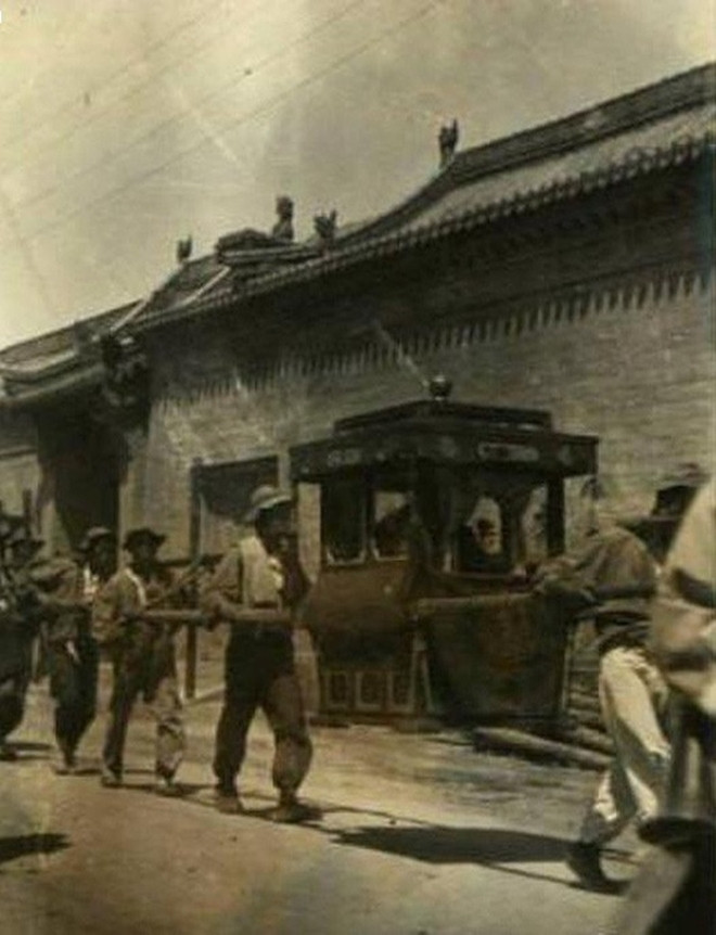 Theo nghi lễ truyền thống, nhà trai sẽ chuẩn bị đoàn rước dâu linh đình với kiệu hoa, trống kèn và pháo nổ vang rền. Chú rể đứng trước cửa đợi đoàn kiệu tiến vào, rồi cùng tân nương thực hiện các nghi lễ bái đường, dâng trà lên cha mẹ hai bên, cũng là biểu tượng cho lòng hiếu thuận và lời chúc phúc cho hôn nhân bền vững. (Ảnh: Sohu)