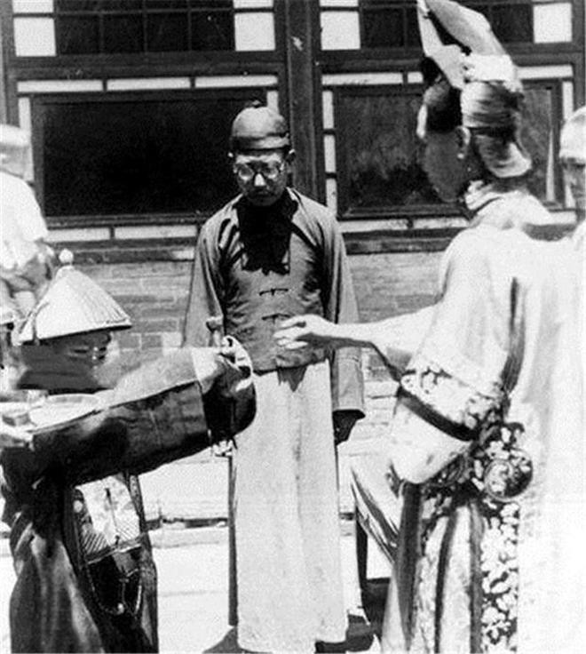 Tân lang quỳ lạy cha mẹ đôi bên. (Ảnh: Sohu)