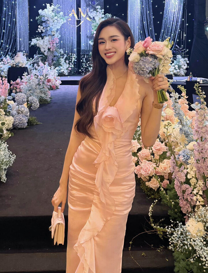 Người đẹp vướng tin đồn lên xe hoa với thiếu gia hơn 7 tuổi.