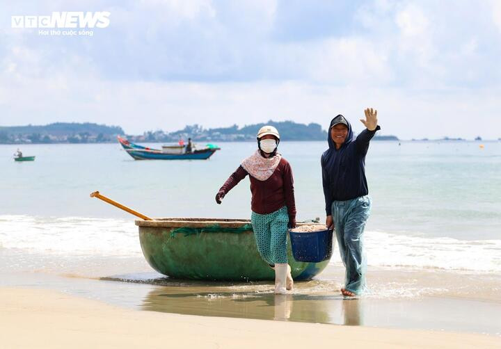 Tranh thủ thời điểm nguồn ruốc dồi dào, ngư dân Tịnh Khê ra khơi từ rạng sáng và đến chiều tối mới cập bờ. Nhiều thuyền trúng đậm có thể kiếm hàng chục triệu đồng.