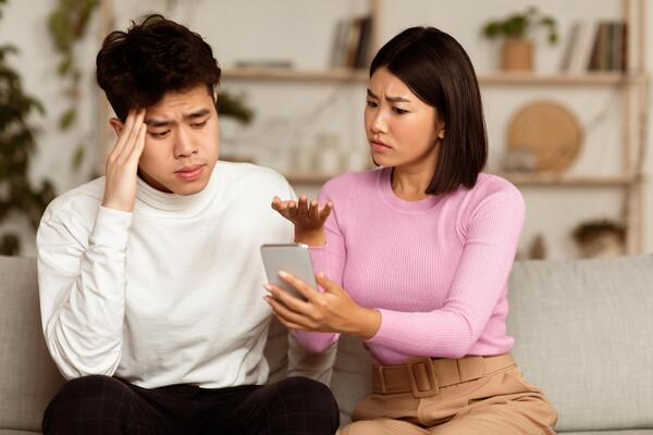 Vợ mới ghen lồng lộn khi thấy vợ cũ vẫn đeo nhẫn cưới- Ảnh 1.