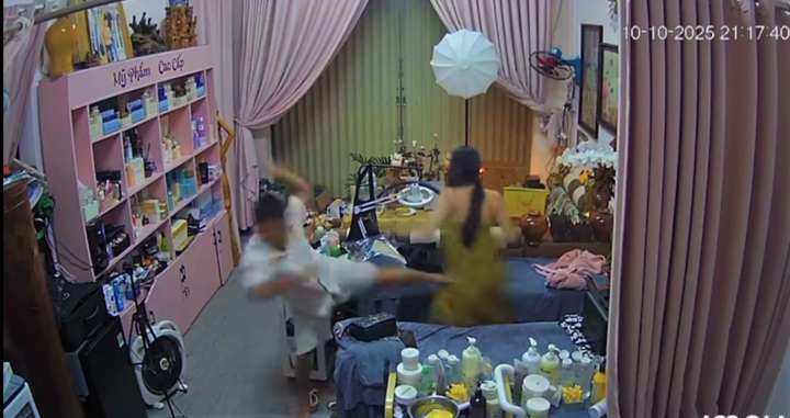 Hình ảnh chị C.T.T bị chồng cũ đánh đập do camera ghi lại. (Ảnh cắt từ clip)