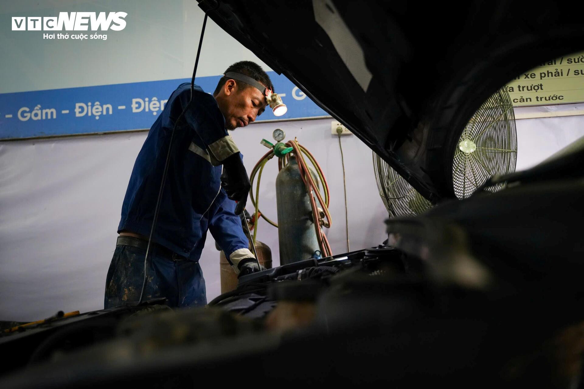 Cuộc 'đại phẫu' hồi sinh hàng trăm ô tô chết lâm sàng sau lũ - 9