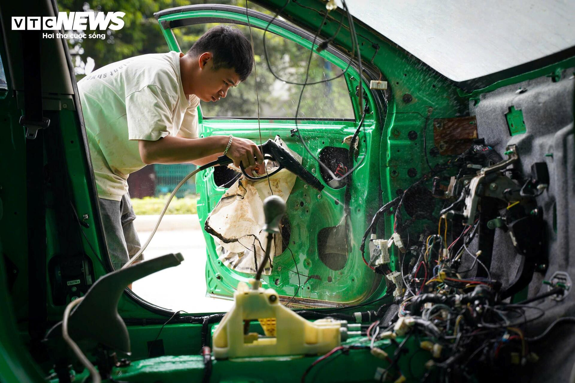 Cuộc 'đại phẫu' hồi sinh hàng trăm ô tô chết lâm sàng sau lũ - 6