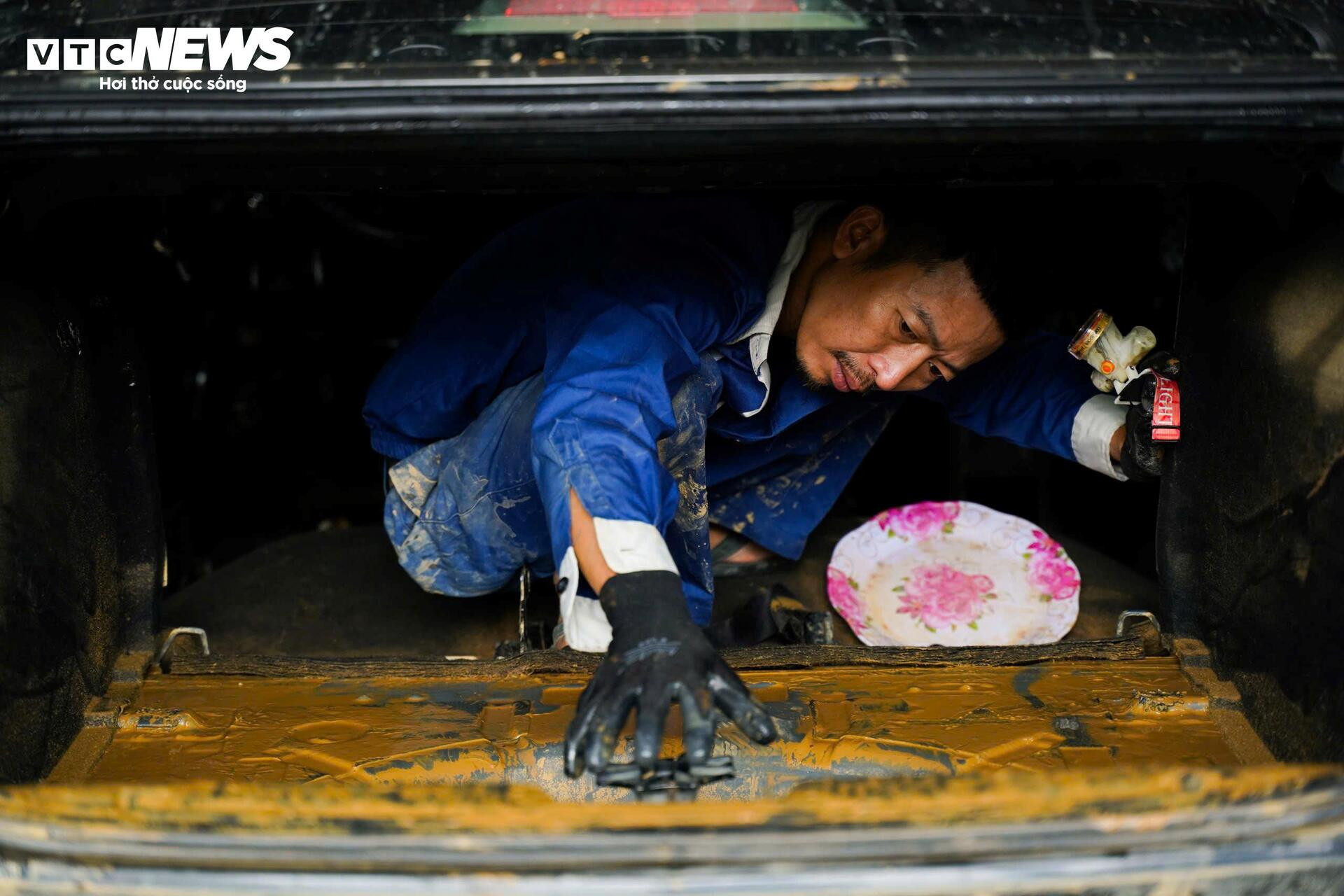 Cuộc 'đại phẫu' hồi sinh hàng trăm ô tô chết lâm sàng sau lũ - 2