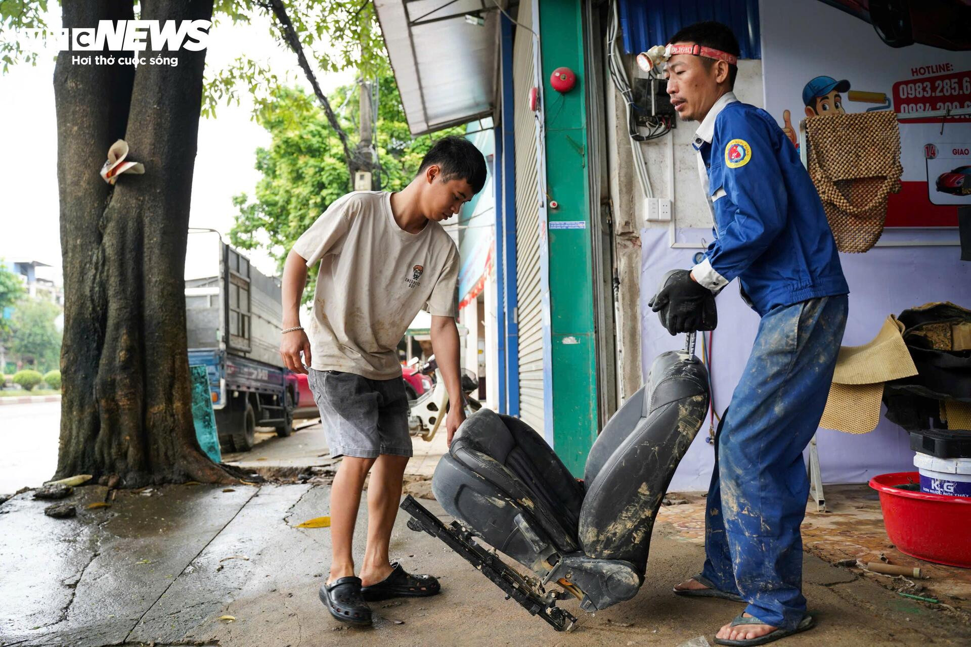 Cuộc 'đại phẫu' hồi sinh hàng trăm ô tô chết lâm sàng sau lũ - 5