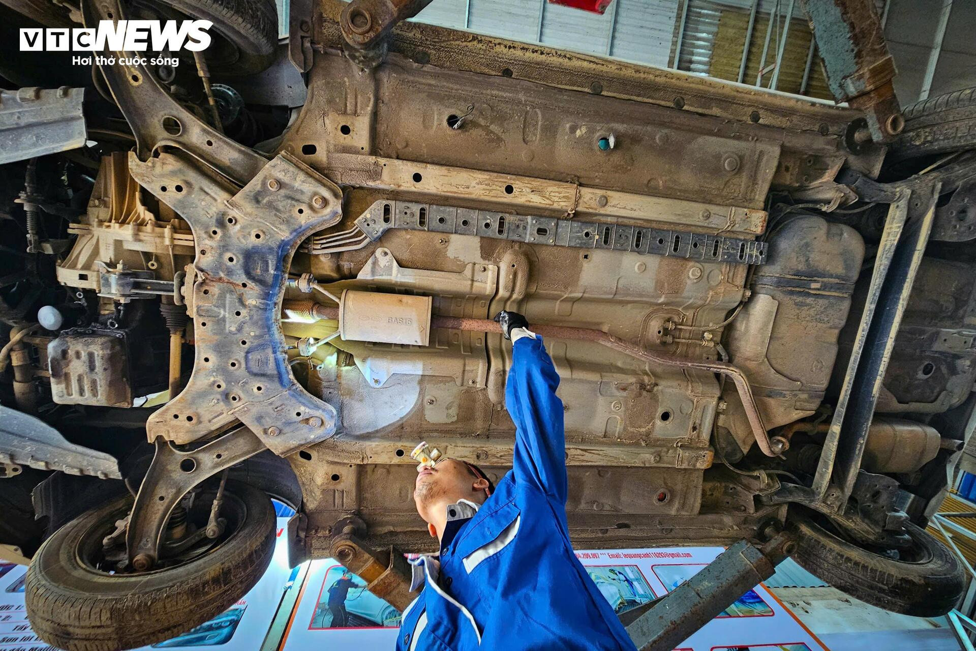 Cuộc 'đại phẫu' hồi sinh hàng trăm ô tô chết lâm sàng sau lũ - 10