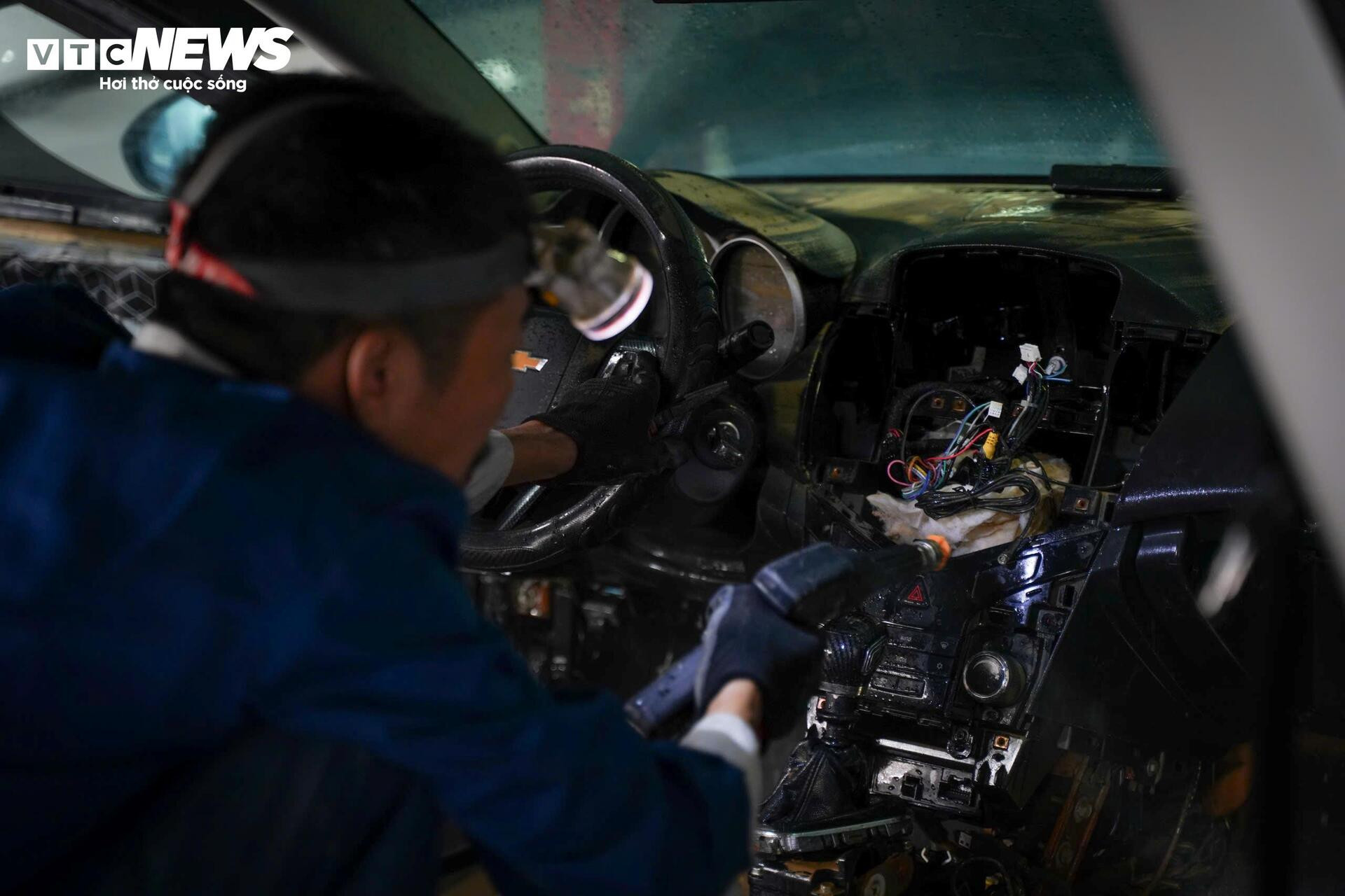 Cuộc 'đại phẫu' hồi sinh hàng trăm ô tô chết lâm sàng sau lũ - 8