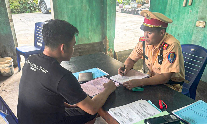 Lực lượng chức năng làm việc với tài xế K. (Ảnh: CACC)