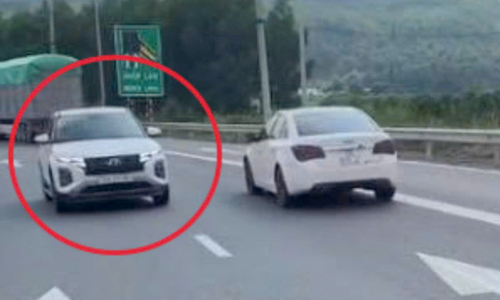 Ô tô con biển số 21A-211.84 đi ngược chiều trên đường cao tốc hướng Phú Thọ đi Tuyên Quang. (Ảnh: Chụp màn hình)