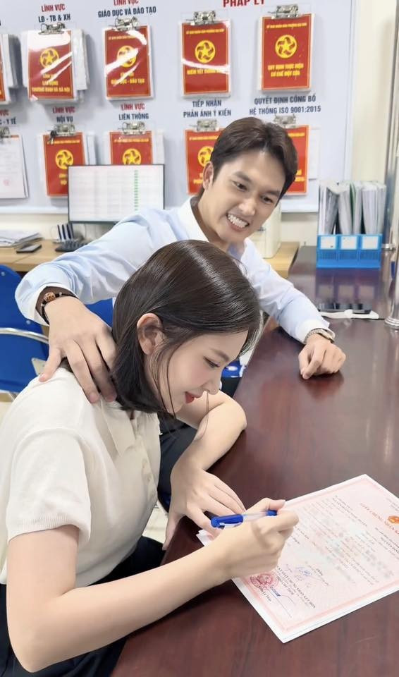 Đình Tú đáp trả dân mạng khi bị mỉa mai bán trang phục nhạy cảm