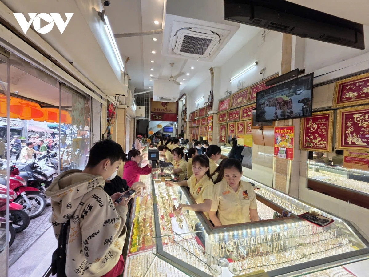 gia vang du dinh, nhieu nguoi dan o tp.hcm do xo di mua tu sang som hinh anh 2