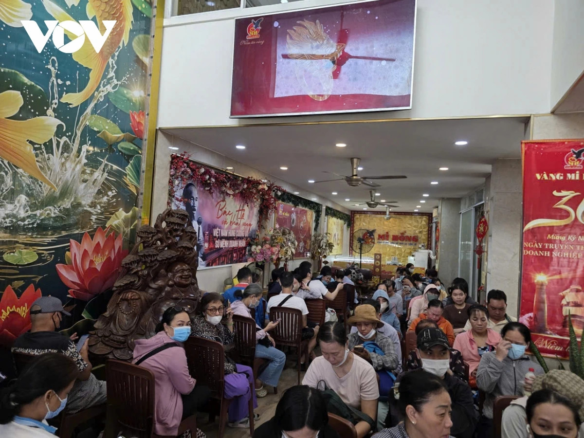 gia vang du dinh, nhieu nguoi dan o tp.hcm do xo di mua tu sang som hinh anh 1