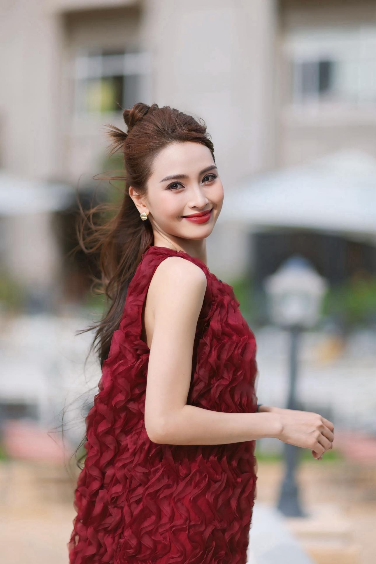 Học MC Huyền Trang 'Mù tạt' mix đồ từ công sở đến đi chơi - Ảnh 11.