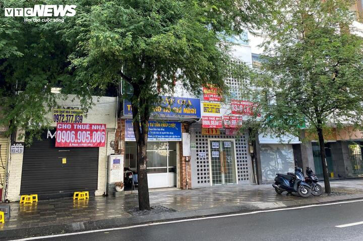 Nhiều mặt bằng trên đường Lê Thánh Tôn tìm khách. (Ảnh: Đại Việt)