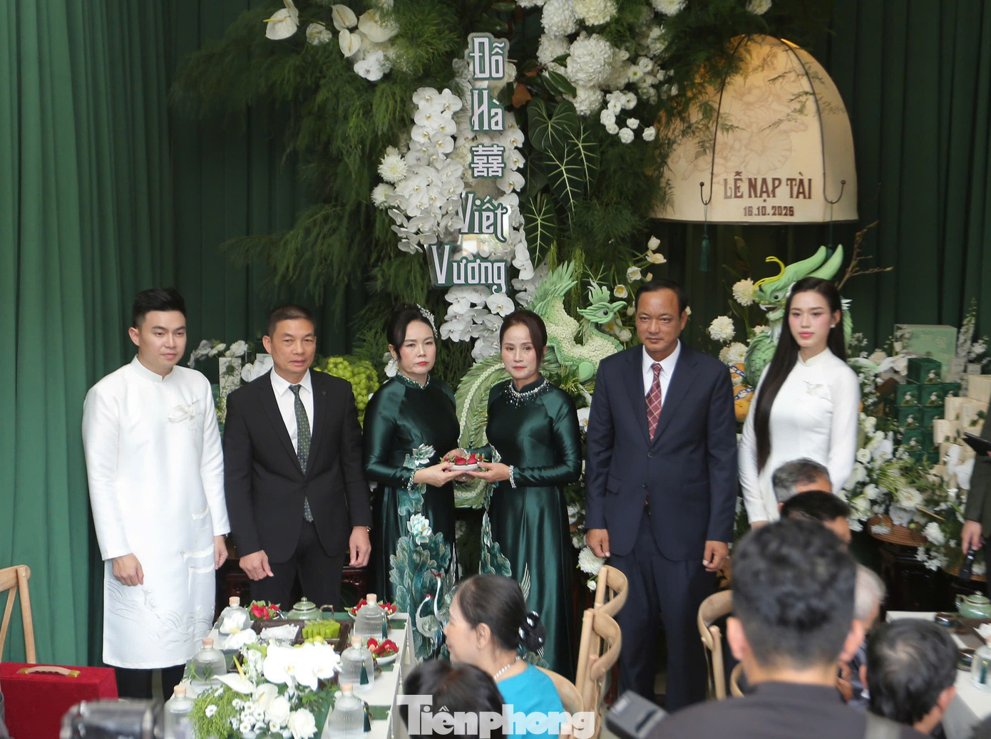 Mẹ chồng và mẹ ruột hoa hậu Đỗ Thị Hà chung khung hình gây sốt