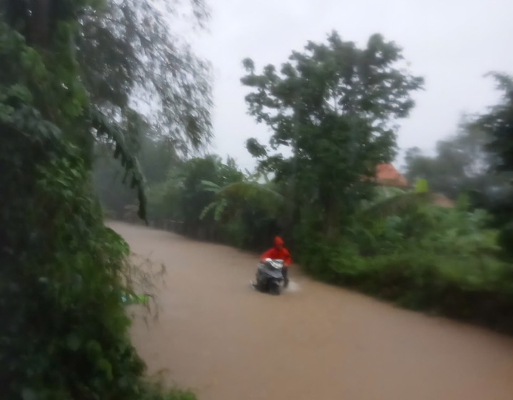 Mưa lớn kéo dài khiến nhiều địa phương ở phía Nam TP Huế ngập sâu.