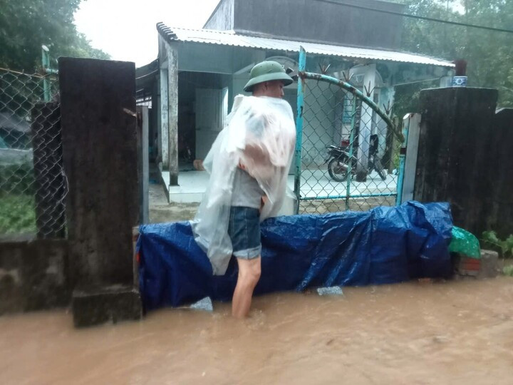 Người dân dựng các vật che trước cổng để hạn chế nước tràn vào nhà nhưng cũng không hiệu quả do nước lên nhanh, chảy mạnh.