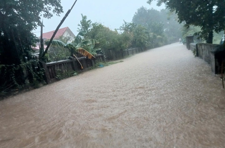 Trước diễn biến phức tạp của mưa lũ gần 4000 học sinh ở xã Phú Lộc (TP Huế) được cho nghỉ học sáng 16/10.