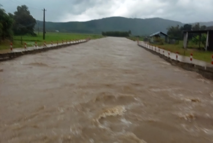 Hiện các nước sông, suối ở các địa phương ở phía Nam TP Huế vẫn đang tiếp tục dâng cao.