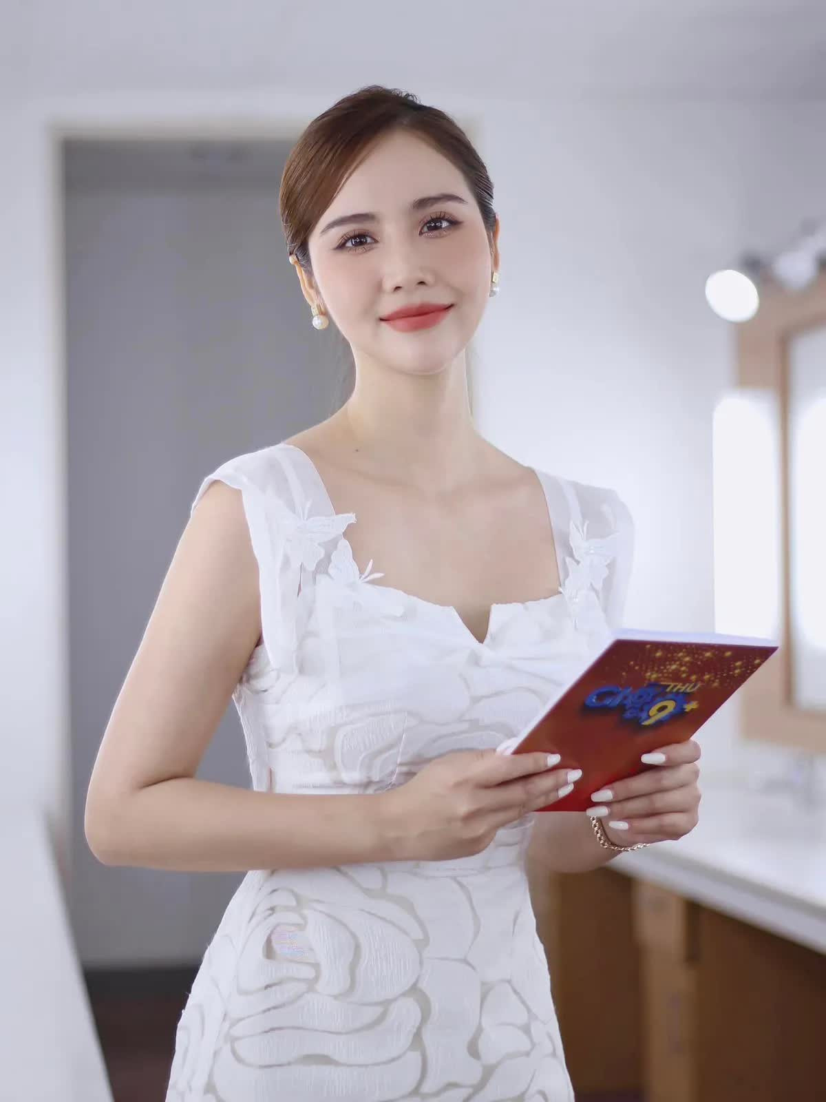 Mỹ nhân Vbiz: U40 làm mẹ đơn thân, sở hữu khối tài sản khủng, đang gây tranh cãi trong