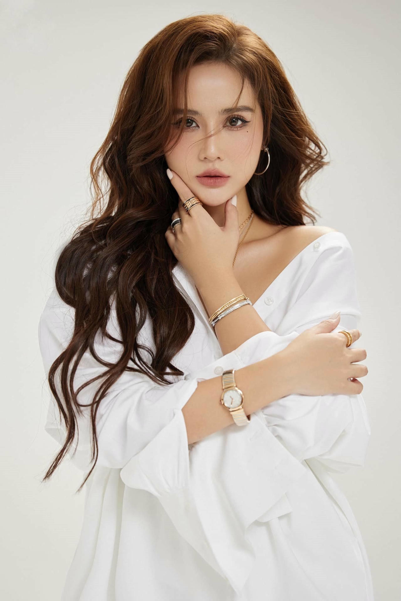 Mỹ nhân Vbiz: U40 làm mẹ đơn thân, sở hữu khối tài sản khủng, đang gây tranh cãi trong